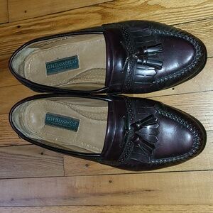 G.H Bass & Co. MENS SIZE 11D LOAFERS.